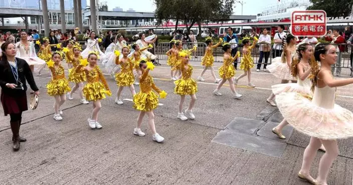 市民遊客提早到觀賞路線等候花車巡遊　舞龍舞獅街舞暖場