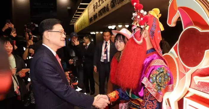 李家超與表演團隊見面　感謝帶來視聽盛宴將尖沙咀變成歡樂跳舞街