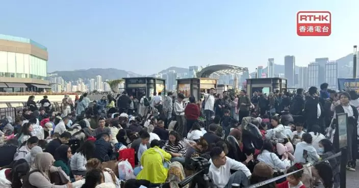 大批市民及旅客尖沙咀海旁佔據有利位置等候觀賞新春煙花匯演