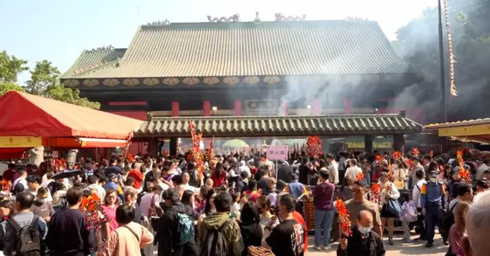 不少人趁初三到沙田車公廟祈福