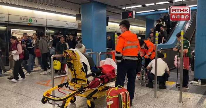 港鐵九龍塘站扶手電梯攜行李乘客疑失平衡　撞倒3人兩送院