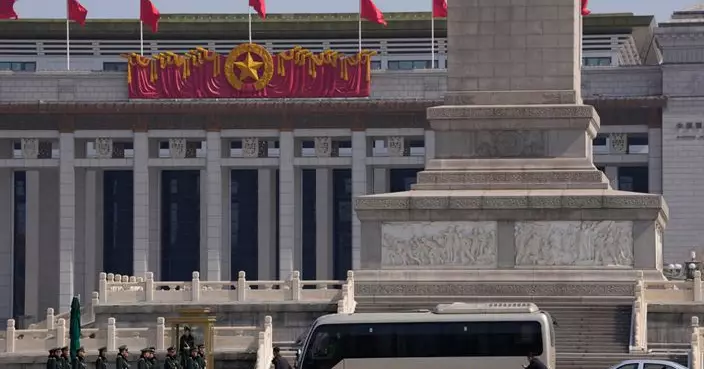 風雲突變。訪京絡繹於途，換旗掛旗真忙