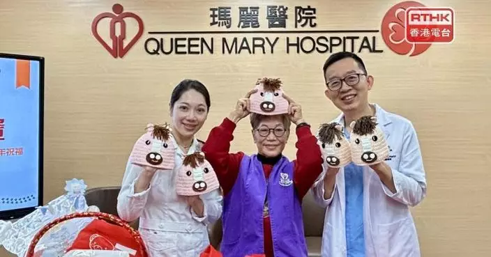 贈手織冷帽　瑪麗醫院團隊與義工為留院嬰兒送暖賀新春