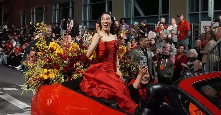 谷愛凌領銜三藩市農曆新年巡遊 數千民眾夾道歡呼