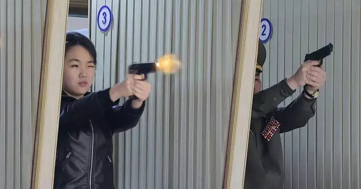金正恩攜女兒視察軍工廠親自試射手槍 促常規武器現代化