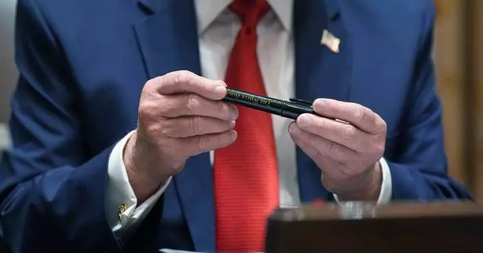 特朗普內閣會議突談「神筆」 稱千元原子筆太貴改用5美元簽名筆