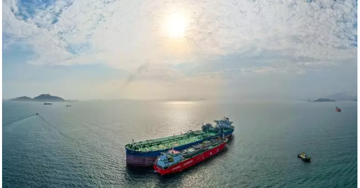 中電源動聯手中國海油創先河 香港水域首為超大型運油輪加注液化天然氣