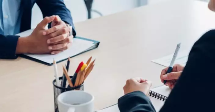 機場保安驚聞新同事是歷史系博士生 網笑：好快係你上司！