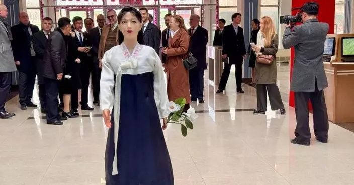 北韓「人形女機械人」亮相 著傳統韓服膠面配鮮艷唇妝遭指似「紙紮公仔」