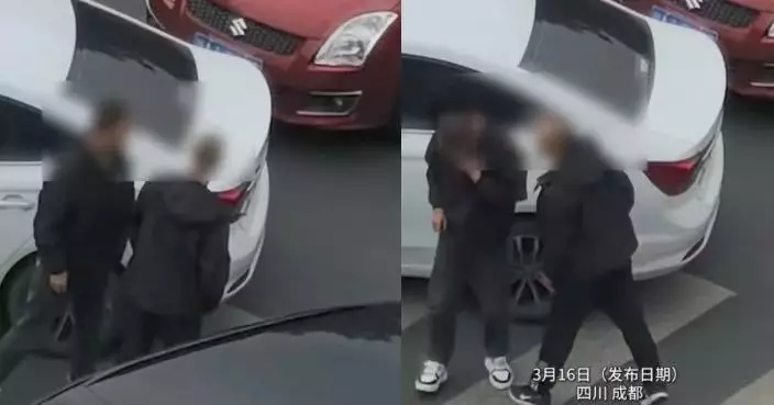 行車糾紛變「口水戰」！成都兩司機起爭執當街互吐口水 1人更返車補水再戰！