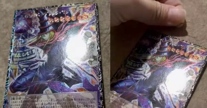 抽中市值30萬限量「黑魔導」卡牌 大馬玩家用鉸剪拆封誤剪卡角超崩潰