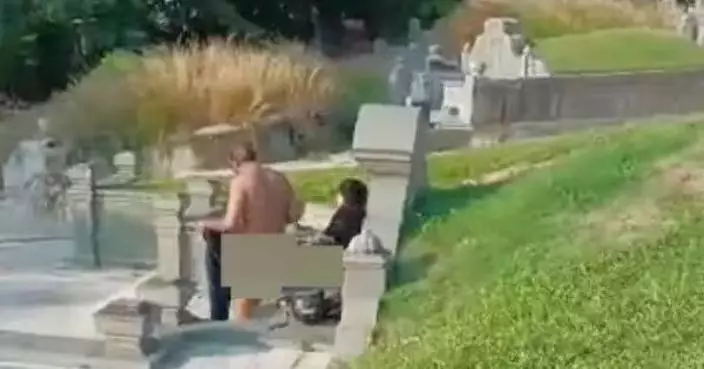 墓園上演「活春宮」遭途人拍下曝光 大馬男女墓碑旁激戰引眾怒