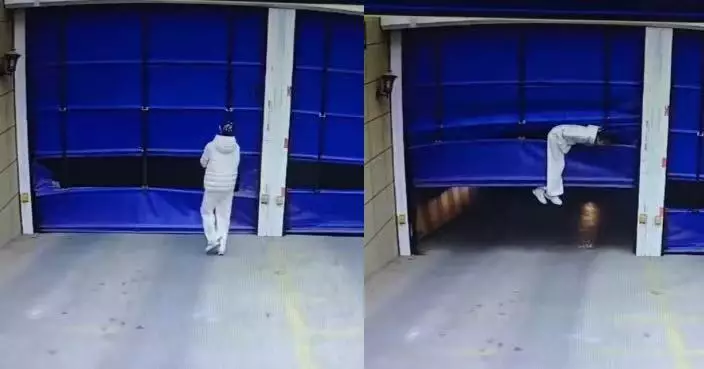 山東女貪方便鑽停車場捲簾縫 塑膠門突升起當場遭吊起懸掛半空