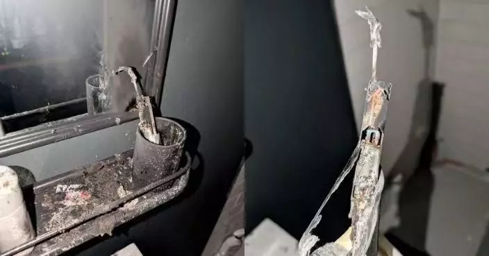 英女電動牙刷未充電突爆炸起火 浴室鏡框阻火勢蔓延免釀大禍