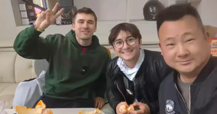 2美國騎士誤入湖南鄉村喜喪問「能吃飯嗎」 獲懂英語村民解圍更暖心招待