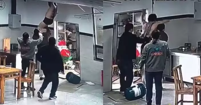 有片！浙餐廳突天降「著底褲半裸男」懸掛天花  3用餐食客嚇壞急救人