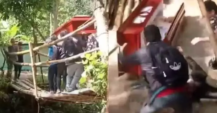 木橋不堪負荷突斷裂 秘魯送葬隊連棺木墮河 遺體遭急流沖走眾人急撈