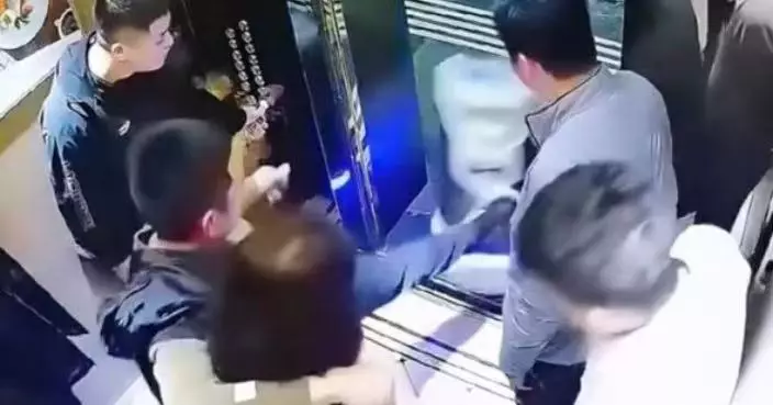 疑女伴面前「攞威」飛踢倒送餐機械人 江蘇男遭酒店索賠兼公開道歉