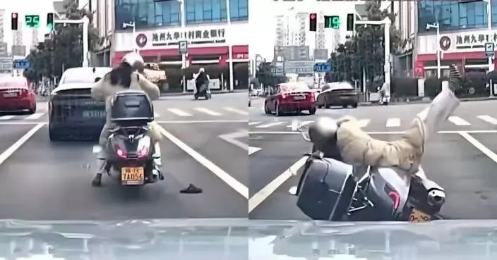 有片！騎電單車拖鞋滑落 浙女騎士欲撿拾失重心四腳朝天跌倒 狼狽畫面遭錄低