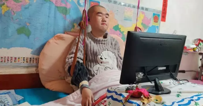 3個月大癱瘓從未返學 遼寧90後作家靠一隻手指寫600首歌詞登上央視