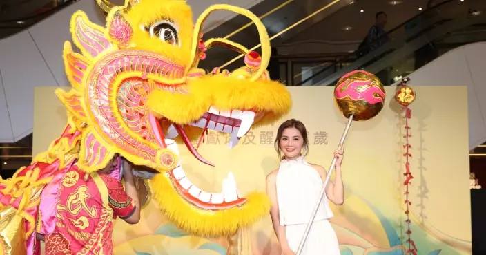 蔡卓妍擊鼓為馬年開運接財神派揮春 阿Sa預告白色情人節驚喜分享「戀愛聖地」