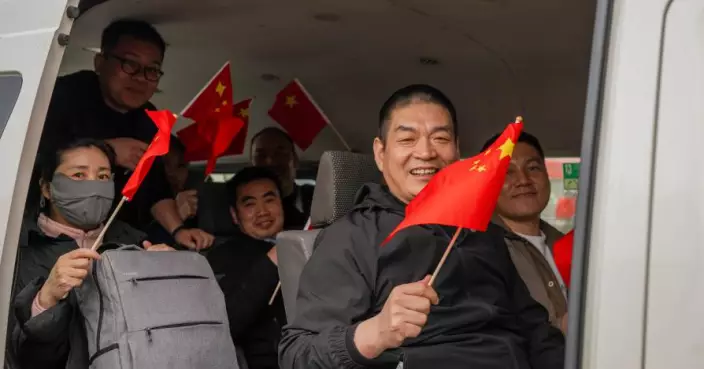 伊朗局勢 | 首批從伊朗撤至土庫曼的25名中國公民 登機啟程回國