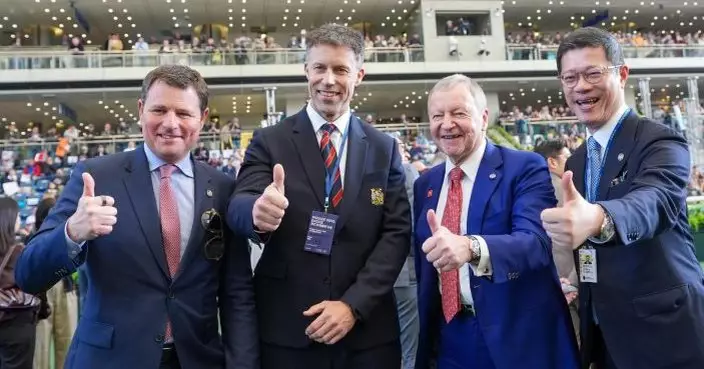 曼聯名宿朗尼莊臣訪港參與學界足球計劃活動 獲邀到沙田馬場大讚賽事精彩環境優美