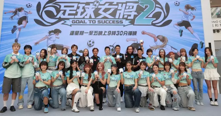 足球女將2｜港足傳奇人物盧均宜出任新一季主教練 螢花成員送贈親簽足球和球衣感激球迷支持