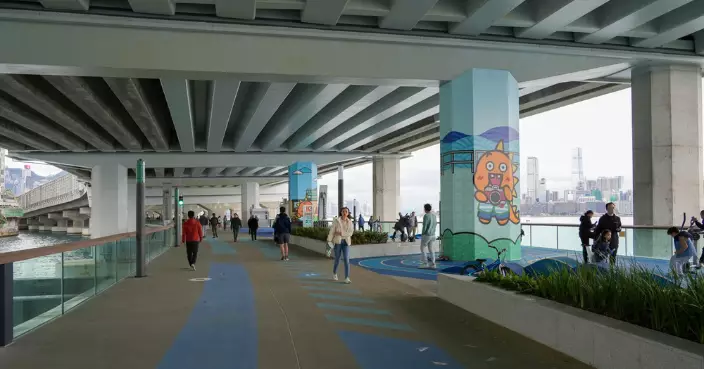 北角東岸板道西段一度停電市民摸黑步行 港燈指供電一直正常已派員支援