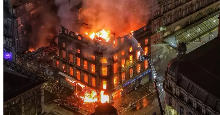 格拉斯哥電子煙店大火焚百年建築 癱瘓毗鄰蘇格蘭最繁忙火車站重開無期
