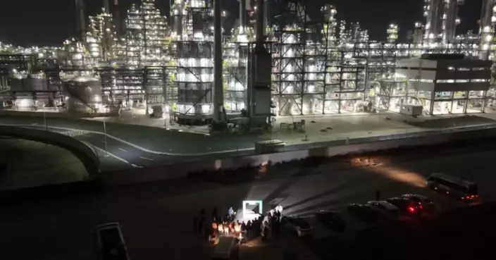 新春電影遊爆火！《飛馳人生3》帶旺寧波工業區 煉油塔變打卡熱點