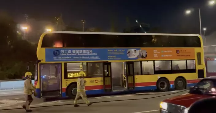 城巴荃灣路行駛期間有乘客「尿袋」起火　兩人不適其中一人送院