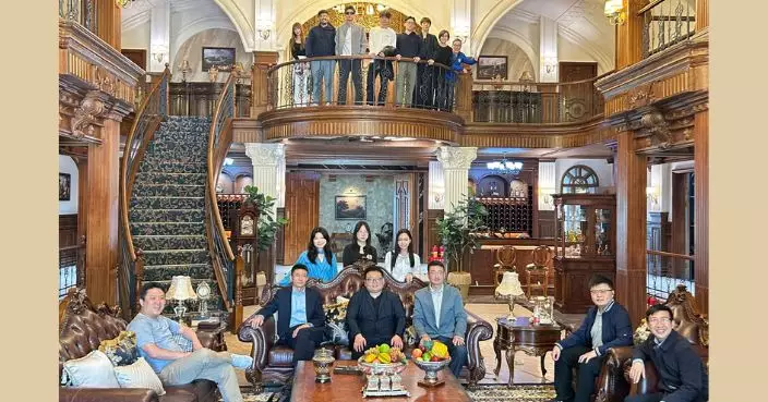 外交公署「我的香港故事」十強采風團轉抵橫琴 走進影視城驚訝場景逼真踴躍留影