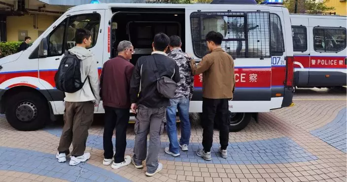 警葵涌邨打擊非法街頭賭博拘4男