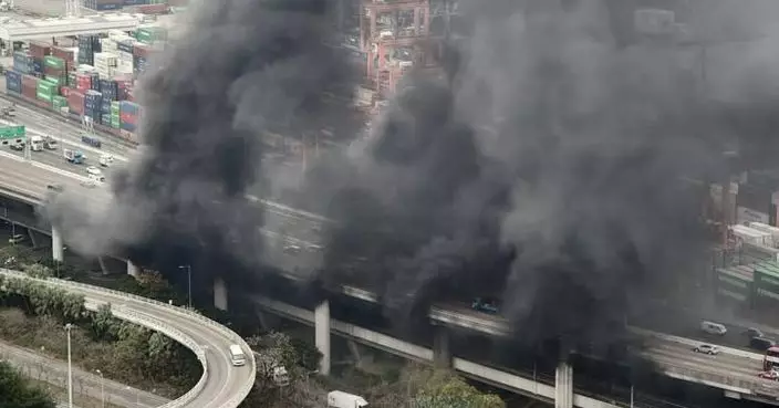 葵涌貨櫃碼頭南路停車場有貨車起火 濃煙沖天傳出爆炸聲