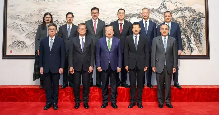 夏寶龍會見訪京財政司司長陳茂波一行