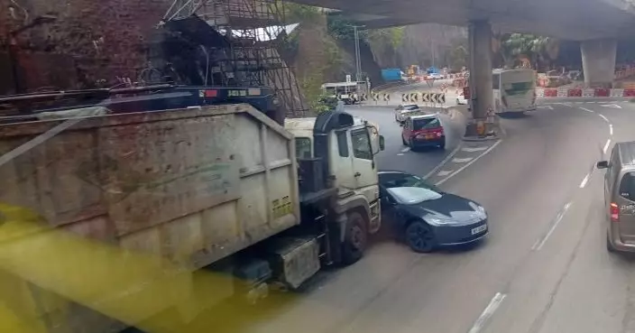 Tesla荃青交匯處撼泥頭車  車身嚴重損毀司機一度被困