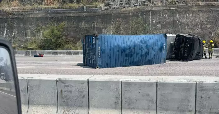 屯門公路貨櫃車與消防車相撞後翻側 司機救出昏迷送院