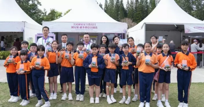 警務處國安處於維園設「國安號」 攤位 推廣國家安全教育及生態保護