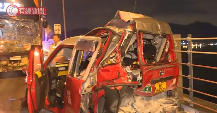 青馬大橋巴士疑收掣不及撼路邊死火的士釀2死 巴士司機涉危駕被捕