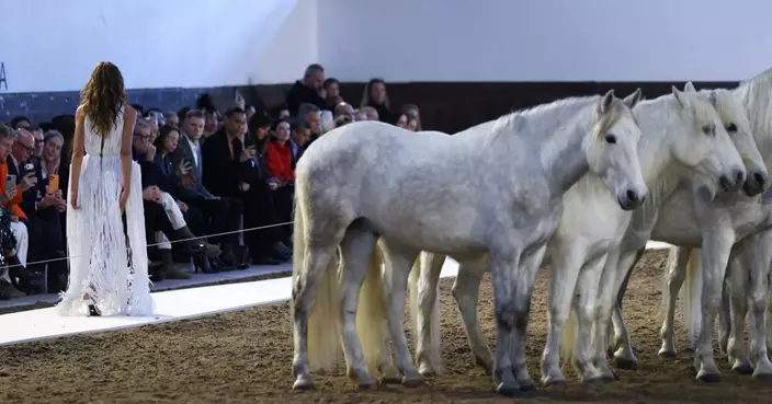 巴黎時裝周 |10駿馬與模特同台行騷搶鏡 Stella McCartney宣告另類時尚宣言