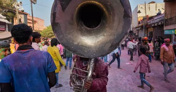 印度馬圖拉灑紅節 漫天彩粉慶春天 克里希納神話重現
