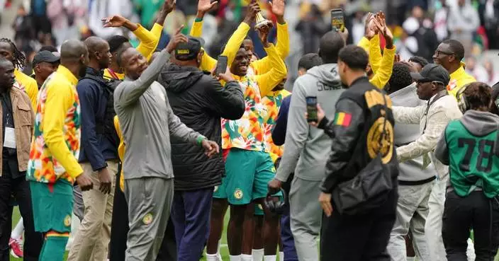 塞內加爾球員巴黎展示非洲國家盃獎盃 挑戰非洲足協褫奪冠軍決定