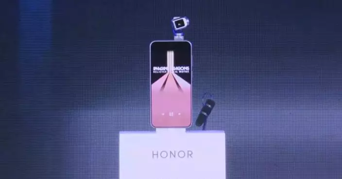 榮耀發布全球首款量產「機械人手機」　0.8秒彈出機械臂