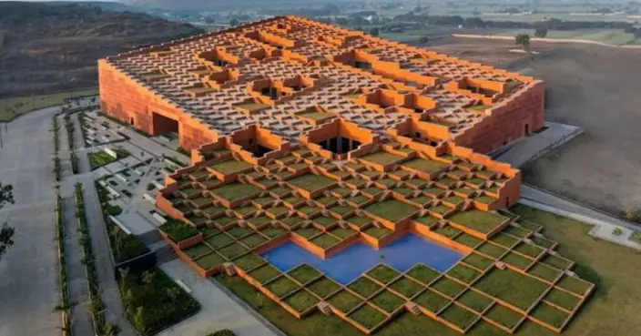 印度大學463層階梯式屋頂建築爆紅　如紅磚山丘　被譽現實版「紀念碑谷」