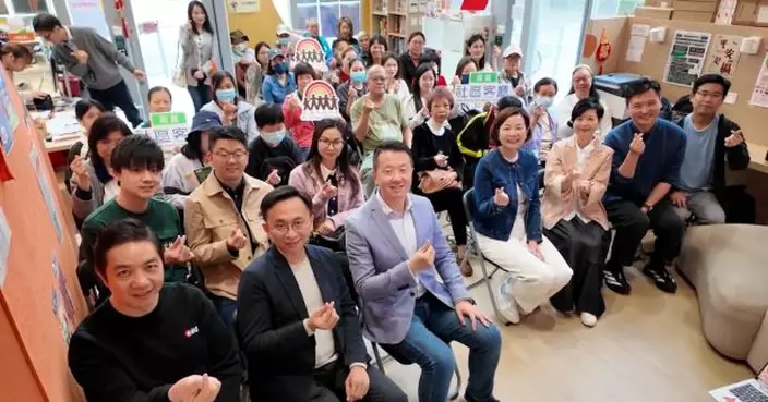 何永賢與議員到社區客廳跟分間單位住戶介紹簡樸房規管