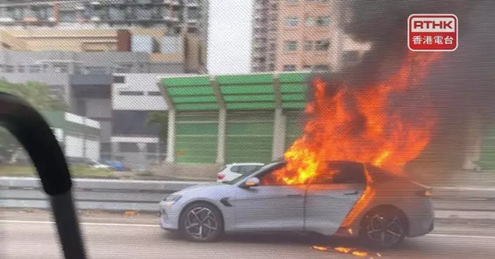 屯門公路近青田交匯處有車著火　現場交通擠塞