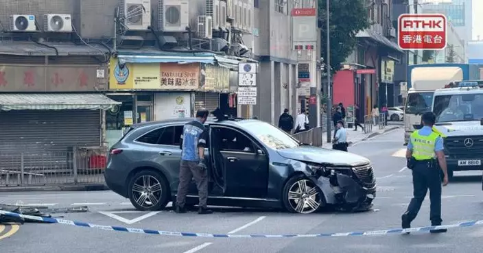 九龍灣有私家車剷上行人路9人受傷　警方拘捕75歲男司機