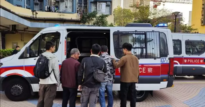 警方葵涌邨一帶打擊非法街頭賭博　拘捕4名本地男子