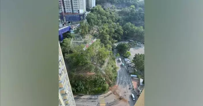 葵涌邨對開地盤懷疑有天秤倒冧　壓在地盤及山坡